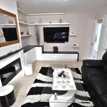 Immaculate 2-Bed Apartment In Isleworth By River מראה חיצוני תמונה