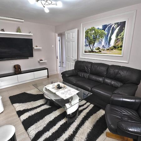 Immaculate 2-Bed Apartment In Isleworth By River מראה חיצוני תמונה