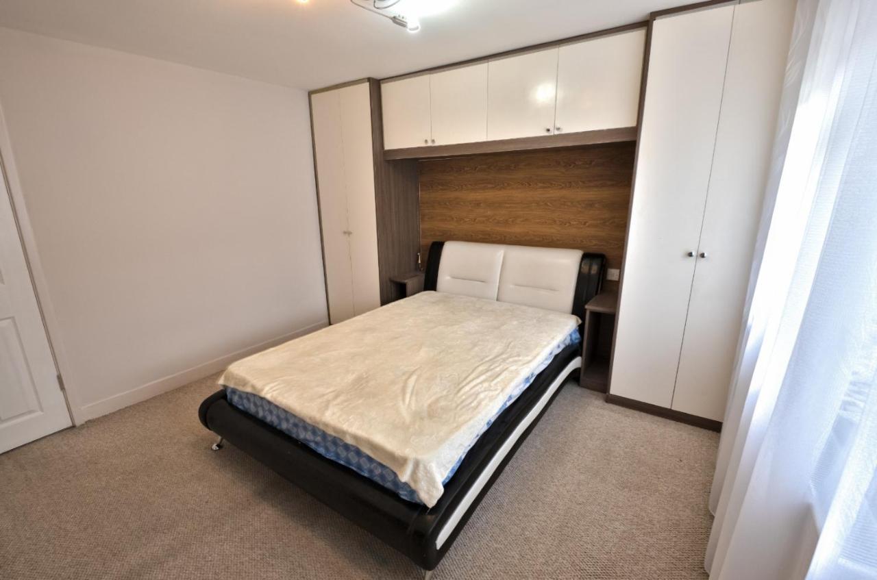 Immaculate 2-Bed Apartment In Isleworth By River מראה חיצוני תמונה