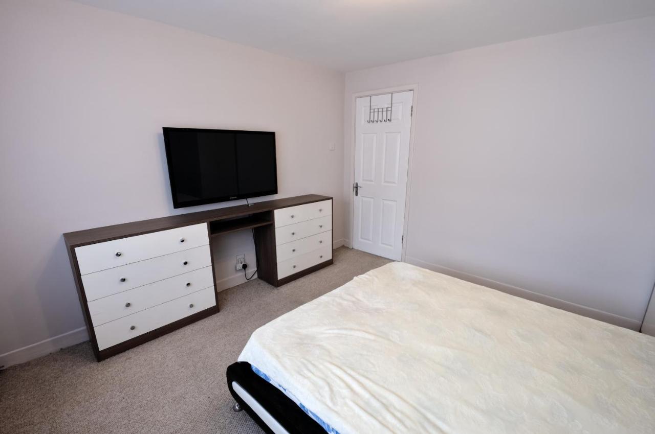 Immaculate 2-Bed Apartment In Isleworth By River מראה חיצוני תמונה